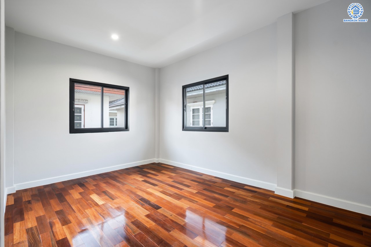 บ้านมือสองตกแต่งใหม่ ม.บุญโต55 แจ้งวัฒนะ ทำเลโซนเมือง!  เนื้อที่ 50 ตร.ว. ฟังก์ชันจัดเต็ม 3 ห้องนอน 4 ห้องน้ำ 1 ห้องแม่บ้าน รองรับทุกการอยู่อาศัย ทำเลเดินทางสะดวกเพียง 1 กม.จากจุดขึ้นทางด่วนศรีสมาน ใกล้เมืองทองธานี เซ็นทรัลแจ้งวัฒนะ และ รถไฟฟ้าสายสีแดง "สถานีหลักสี่"